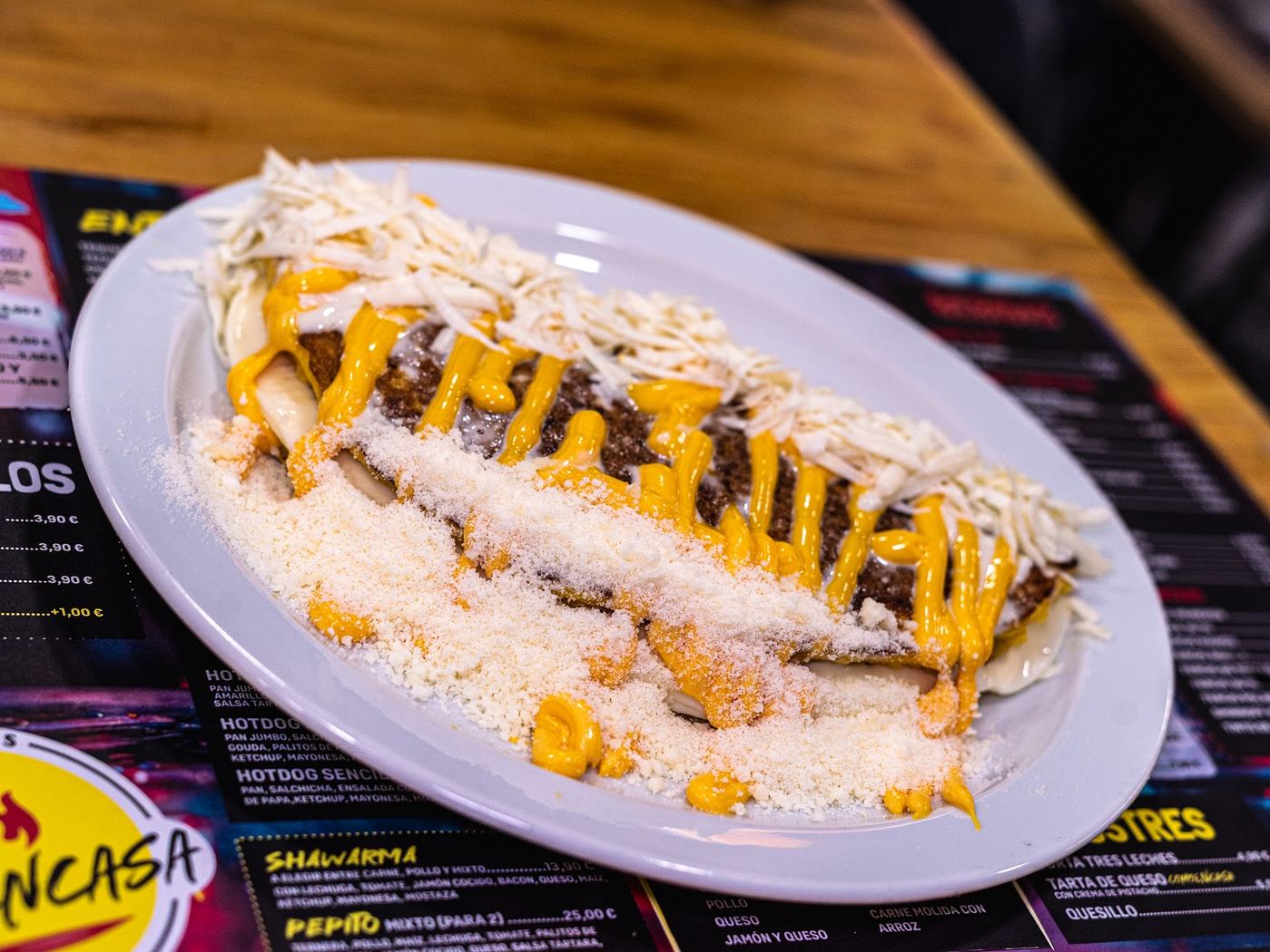 Pepito Mixto Especial, un sándwich generoso relleno de carnes, queso y vegetales.